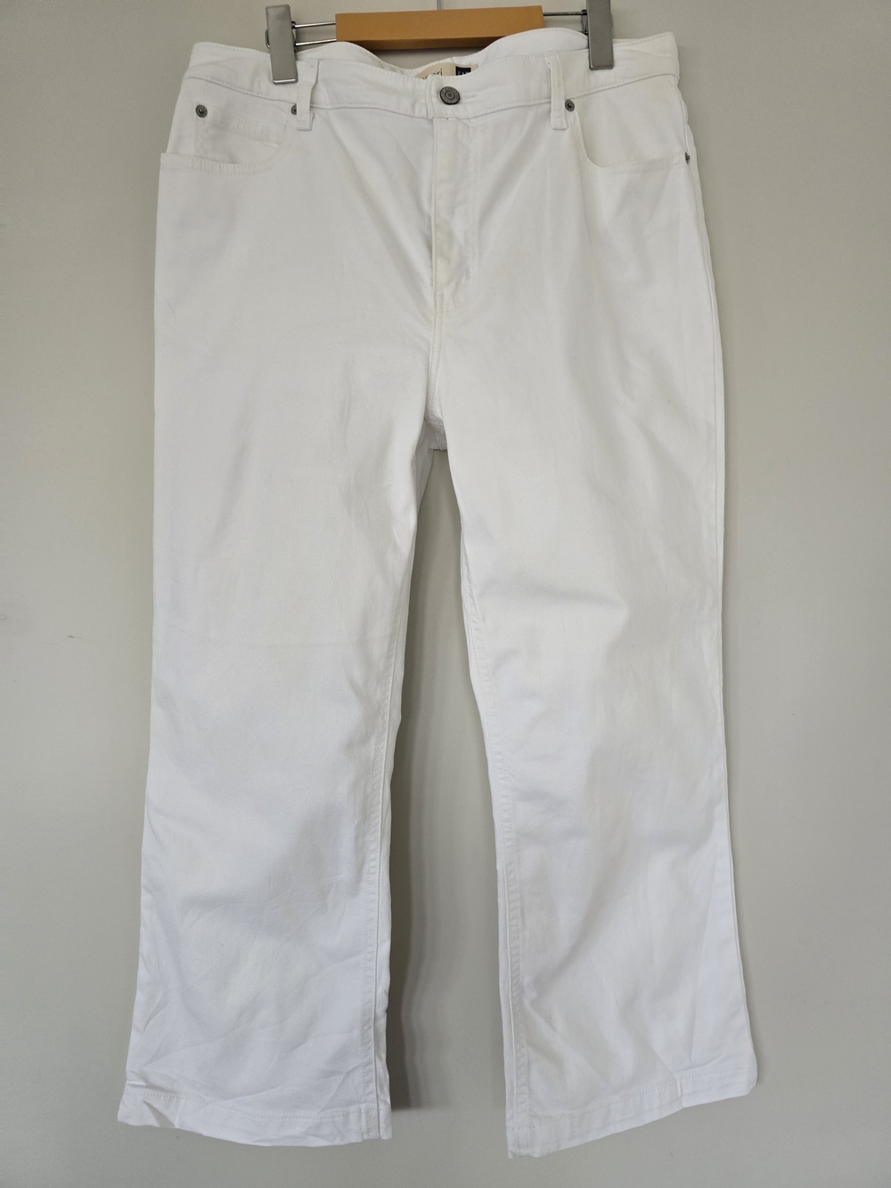GAP Women’s White Denim Capris. Size 16.